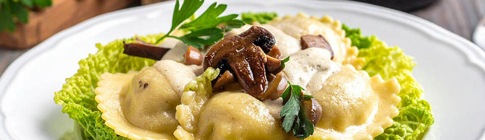 Schloss Maienfeld Rezept Zander Ravioli Auf Wirsing Mit Prättigauer Steinpilzen Und Wermutschaum Von Salis (2)